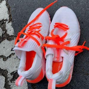 Women’s 7.5 Under Armour HOVR shoes